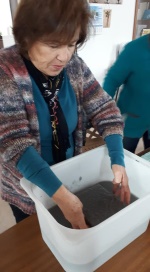 Pervin Özgeçen, an enthusiastic ÇADER environmentalist, scoopıng paperpulp for the price tags 